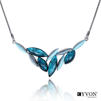 Модерно дамско колие YVON в нежни сини нюанси