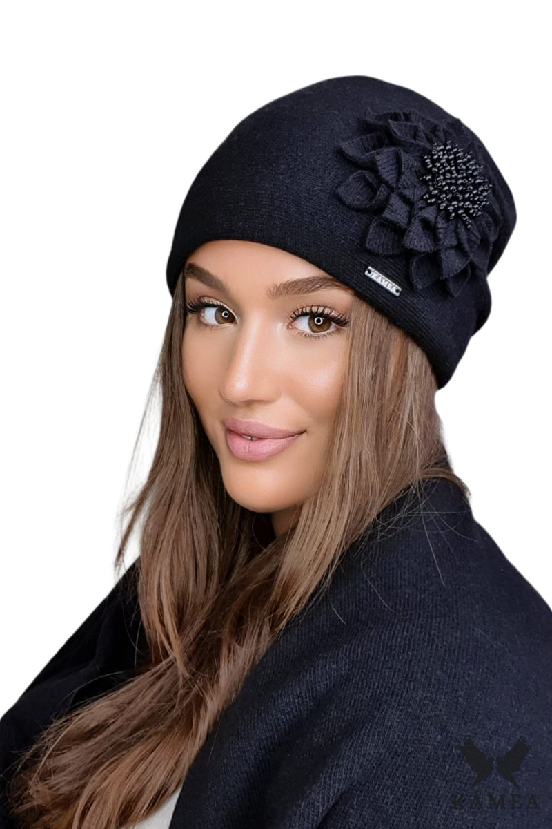 Дамска зимна шапка KAMEA в черен цвят с декоративна флорална апликация - модел CRUZ 