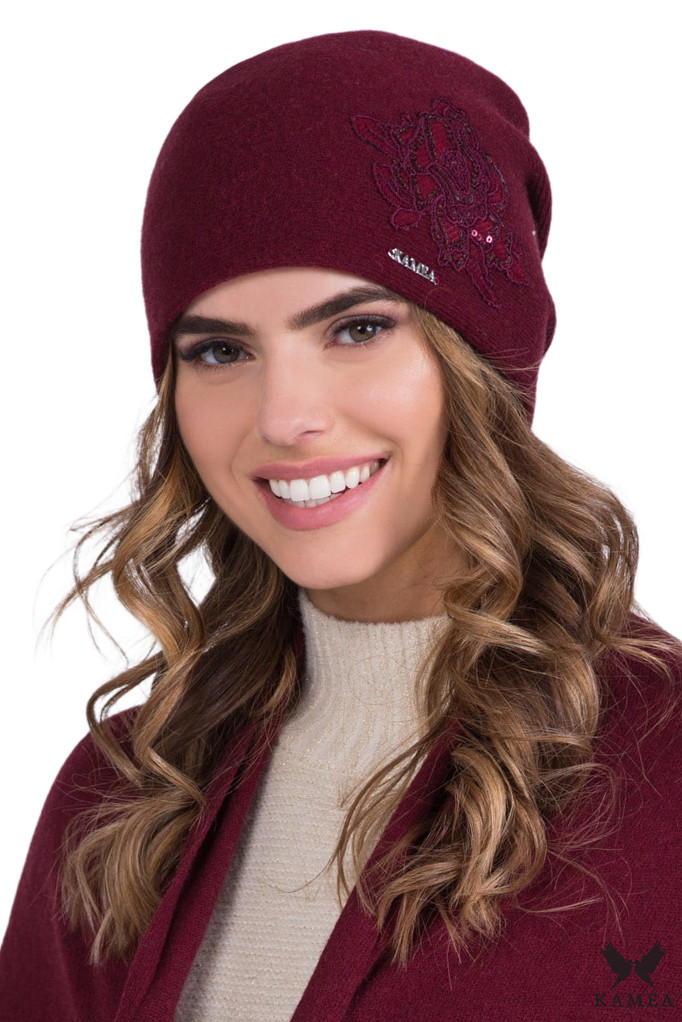 Красива дамска шапка KAMEA в цвят бордо с бродерия - модел LAJLA