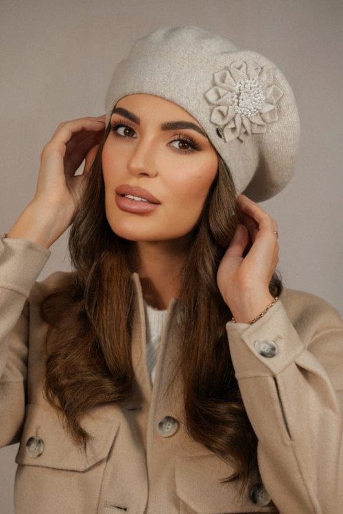 Елегантна зимна барета КАМЕА в бежово - модел PEONIA