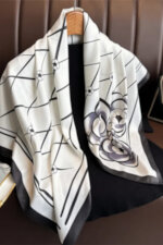 Дамски шал KAMEA 90x90 Черно-бяла елегантност - имитация на коприна с флорален мотив