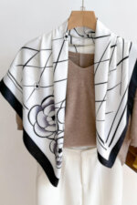 Дамски шал KAMEA 90x90 Черно-бяла елегантност - имитация на коприна с флорален мотив