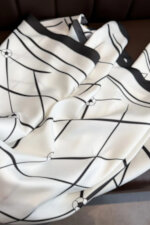 Дамски шал KAMEA 90x90 Черно-бяла елегантност - имитация на коприна с флорален мотив