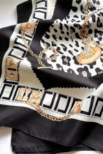 Дамски шал KAMEA 90x90 с леопардов принт и верижки