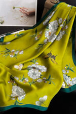 Дамски сатенен шал KAMEA 70x70 см в красив зелен нюанс с цветя и пеперудки