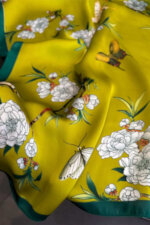 Дамски сатенен шал KAMEA 70x70 см в красив зелен нюанс с цветя и пеперудки