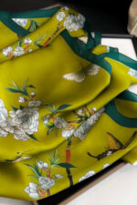 Дамски сатенен шал KAMEA 70x70 см в красив зелен нюанс с цветя и пеперудки