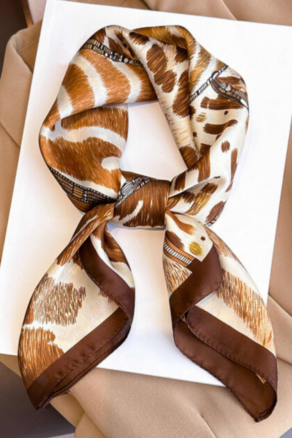 Сатенен шал KAMEA 70x70 см с животински принт зебра, пантера и жираф