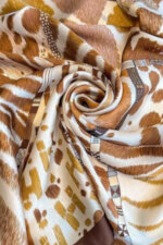 Сатенен шал KAMEA 70x70 см с животински принт зебра, пантера и жираф