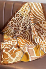 Сатенен шал KAMEA 70x70 см с животински принт зебра, пантера и жираф