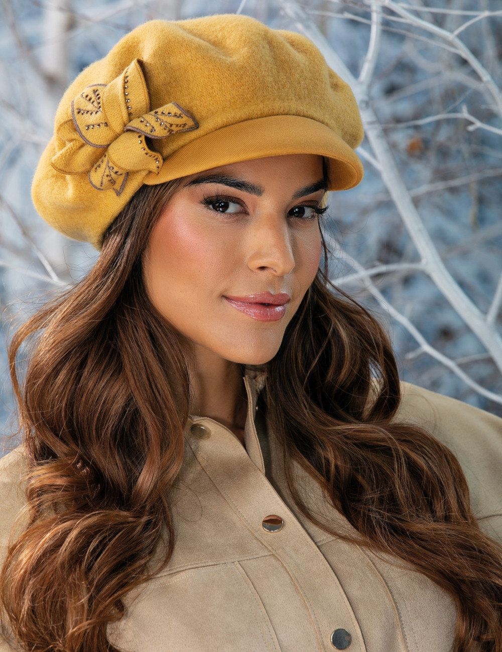 Луксозен вълнен каскет WILLI с впечатляваща ръчно изработена флорална апликация – модел AVRELAS в цвят горчица