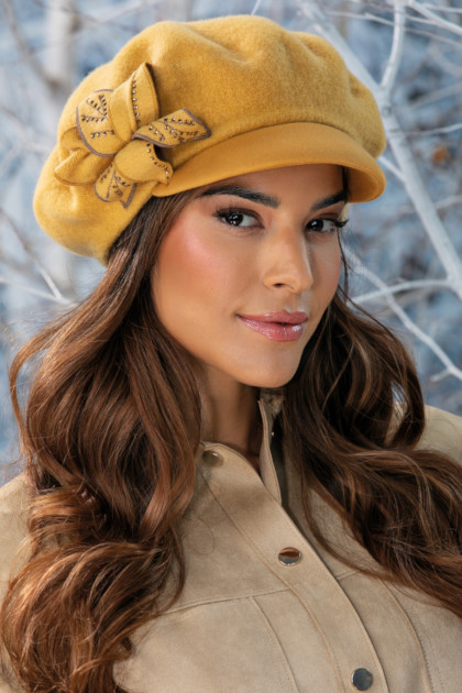 Луксозен вълнен каскет WILLI с впечатляваща ръчно изработена флорална апликация – модел AVRELAS в цвят горчица